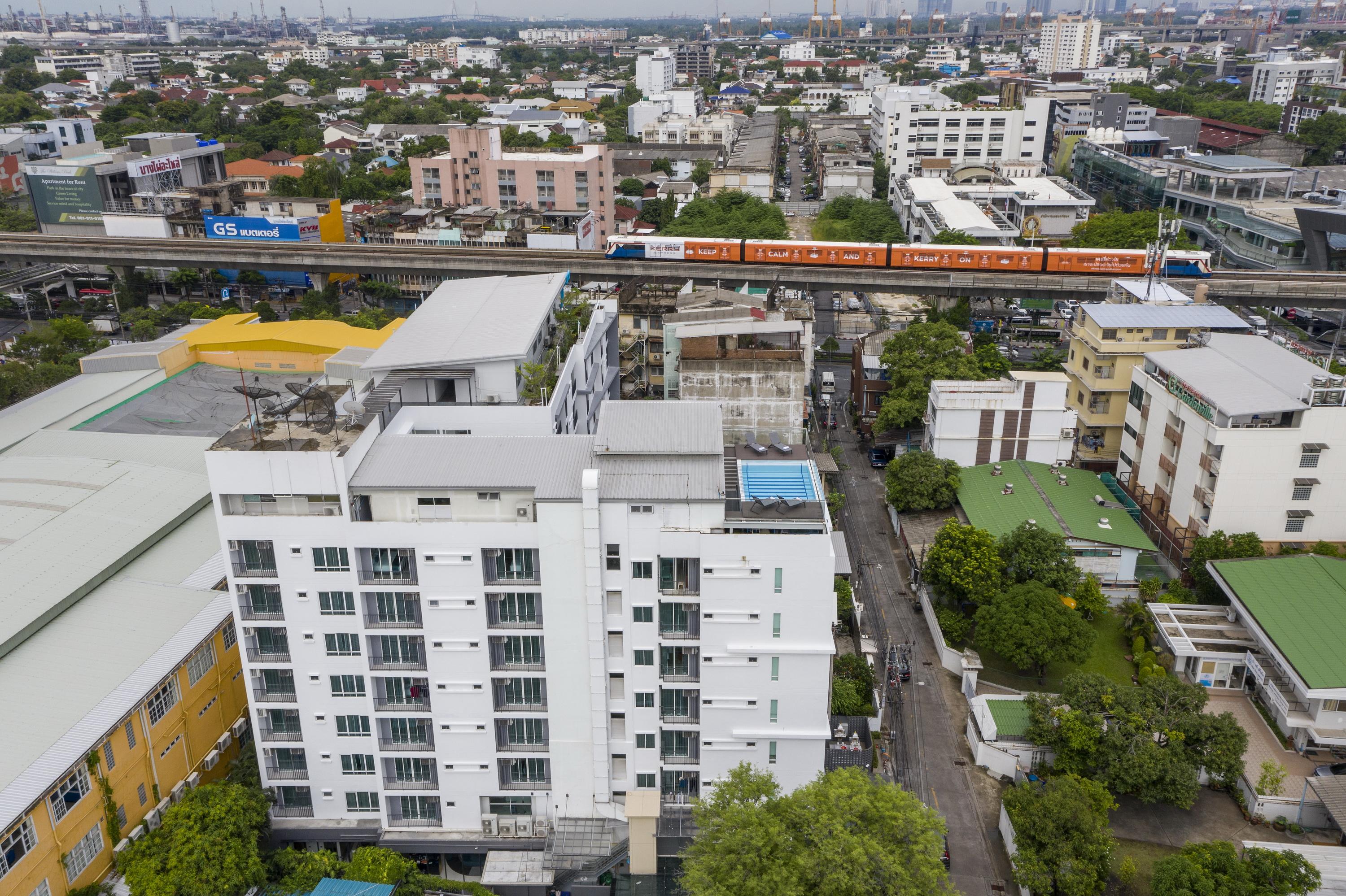 Hotel Amber Sukhumvit 85 Banguecoque Exterior foto